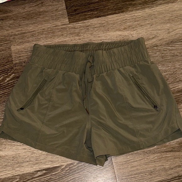 All in Motion Women's Athletic Shorts in Olive Green Small - Picture 1 of 4